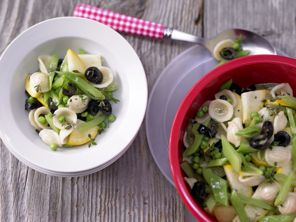 Nudelsalat mit grünem Gemüse: Leichtes Mittagessen Rezept | EAT SMARTER