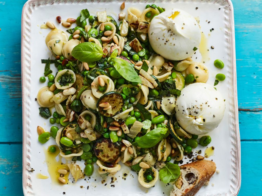 Nudelsalat mit Erbsen und Burrata Rezept | EAT SMARTER