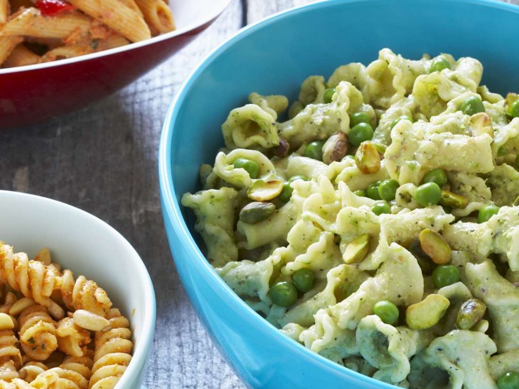 Nudelsalat mit Erbsen und Pistazien Rezept | EAT SMARTER