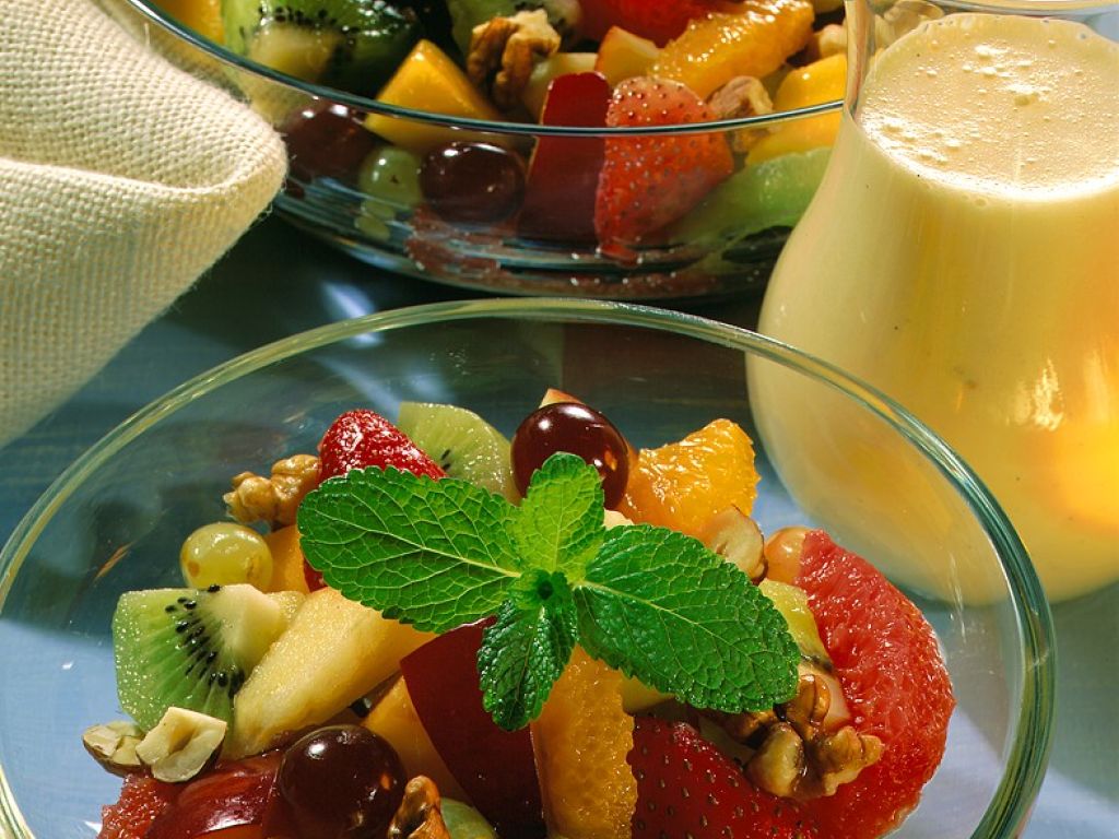 Obstsalat mit Nüssen Rezept | EAT SMARTER