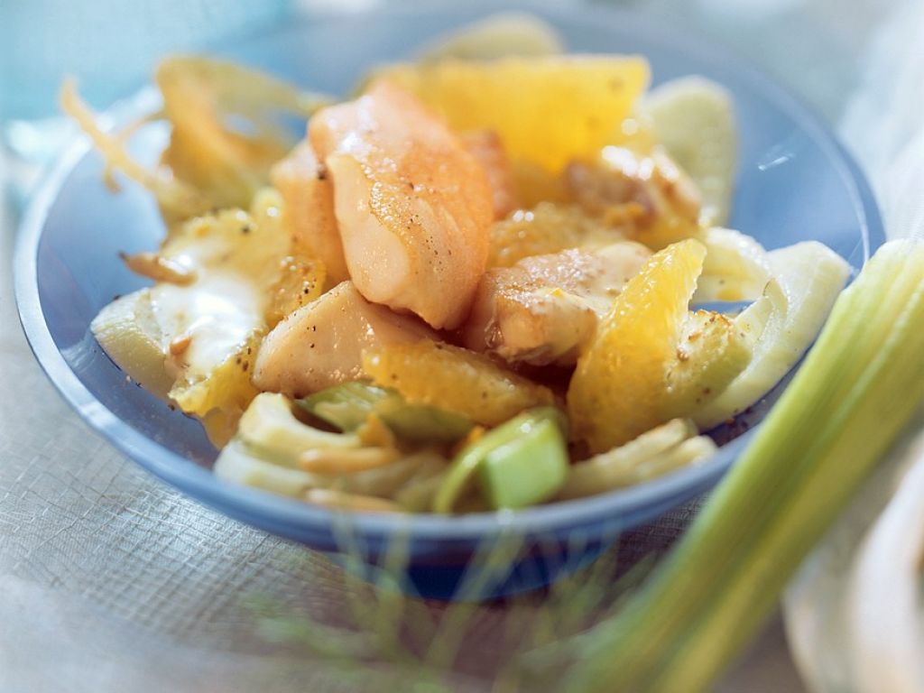 Orangen-Fisch-Pfanne mit Fenchel und Pinienkernen Rezept | EAT SMARTER Orangen-Fisch-Pfanne mit Fenchel und Pinienkernen Rezept | EAT SMARTER