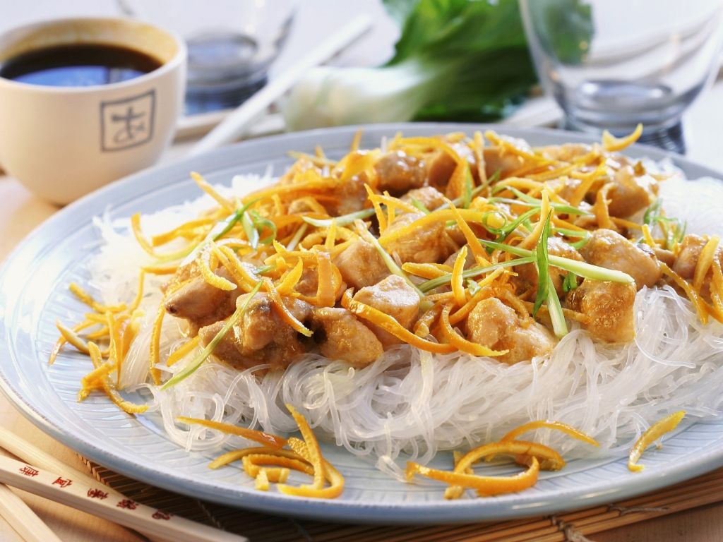 Orangen-Hähnchen mit Glasnudeln Rezept | EAT SMARTER