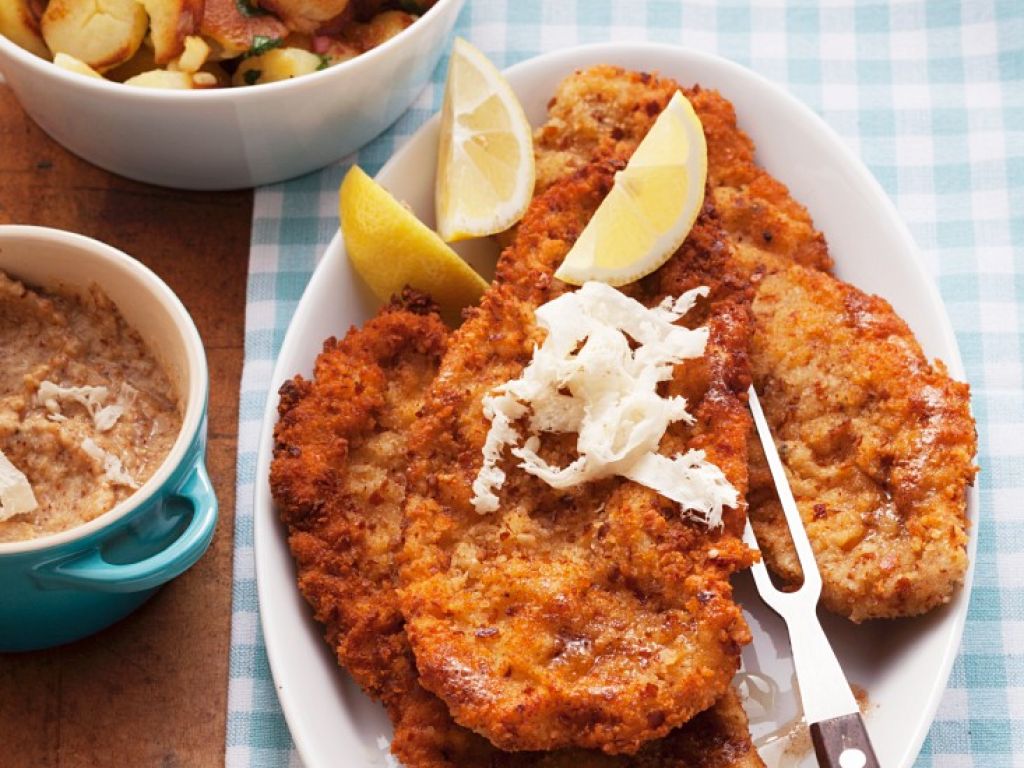 Panierte Schnitzel mit Kartoffeln Rezept | EAT SMARTER