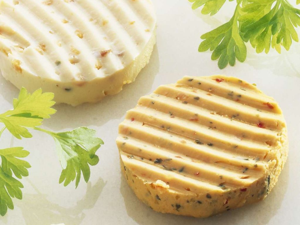 PaprikaKräuterButter Rezept EAT SMARTER