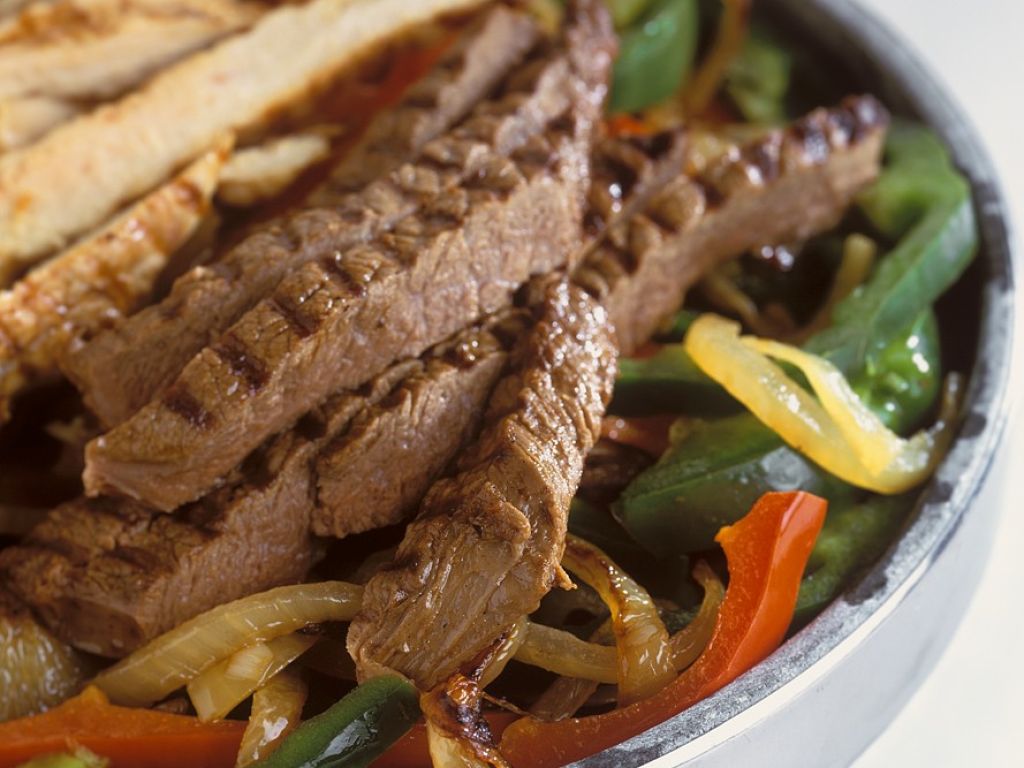 Paprikagemüse mit Rind- und Hähnchenfleisch Rezept | EAT SMARTER