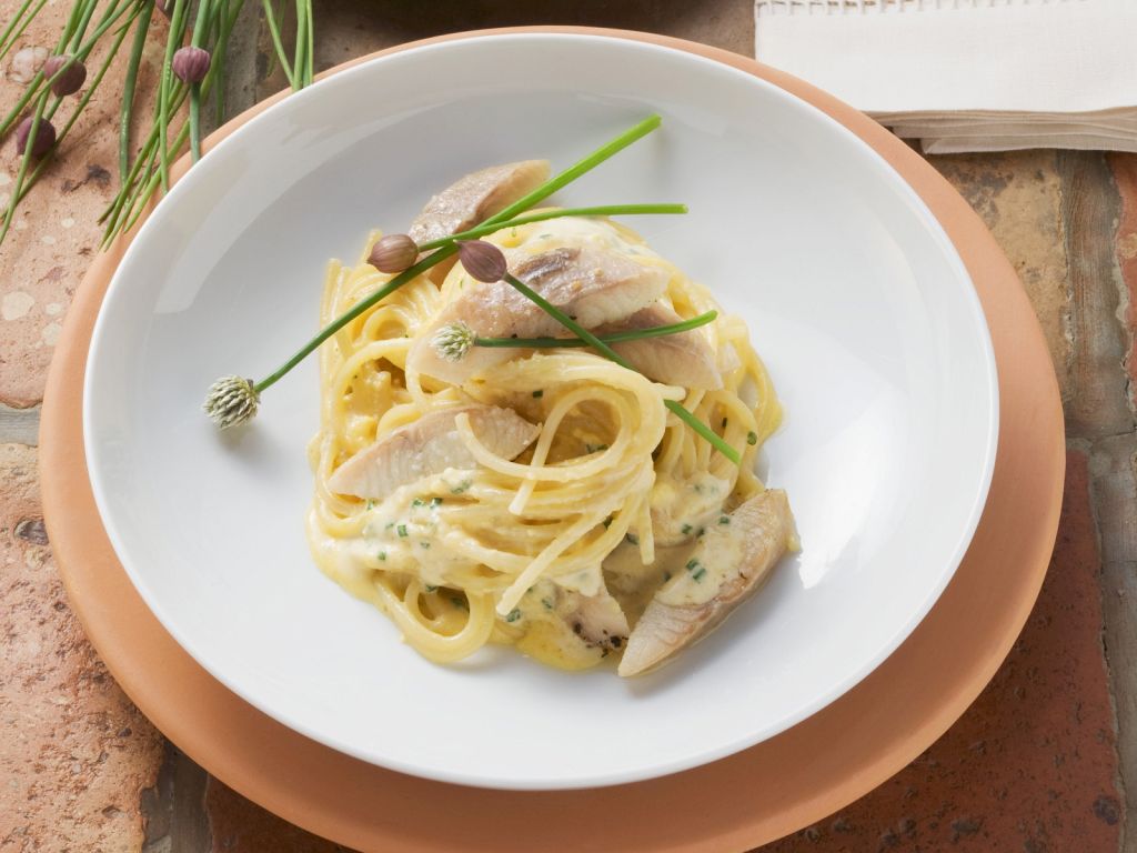 Pasta mit Carbonara-Soße und geräuchertem Aal Rezept | EAT SMARTER