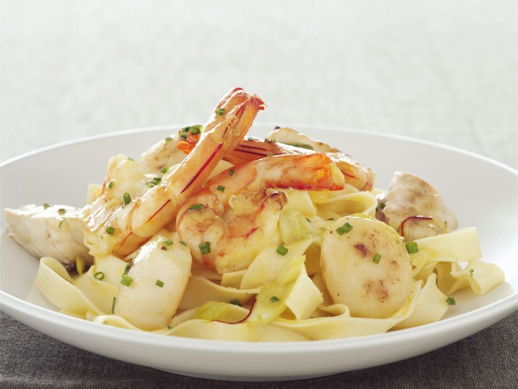 Pasta mit Garnelen und Jakobsmuscheln Rezept | EAT SMARTER
