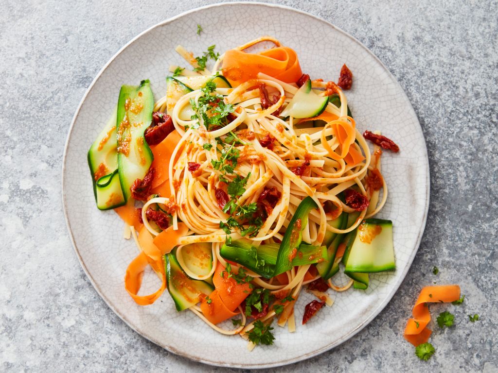 Pasta mit GemüseTomatenPesto Rezept EAT SMARTER