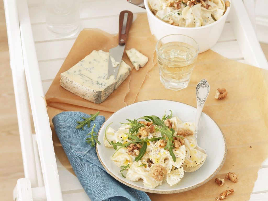 Pasta mit Gorgonzola-Walnuss-Soße Rezept | EAT SMARTER