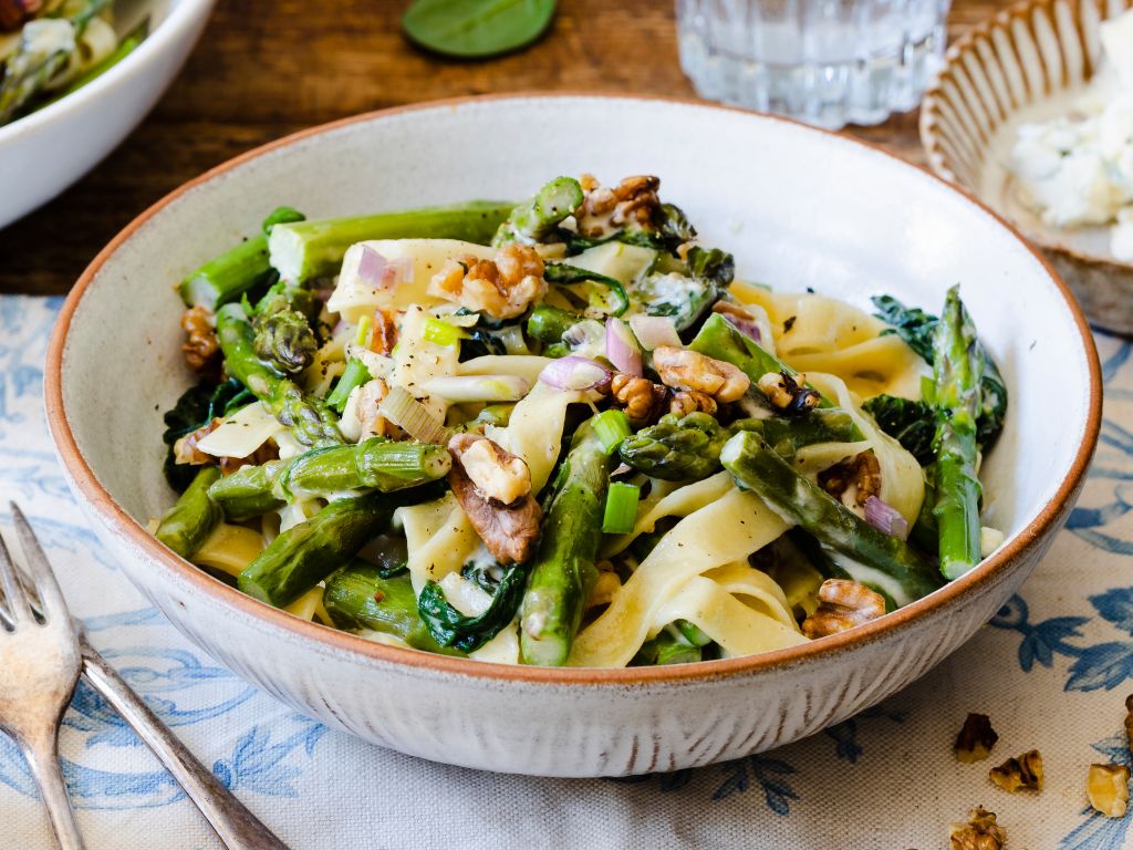Pasta mit grünem Spargel und Gorgonzola Rezept | EAT SMARTER Pasta mit grünem Spargel und Gorgonzola Rezept | EAT SMARTER
