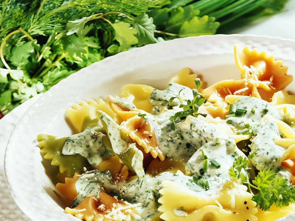 Pasta mit Käsesoße und Kräutern Rezept | EAT SMARTER Pasta mit Käsesoße und Kräutern Rezept | EAT SMARTER