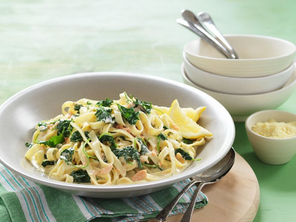 Pasta mit Lachs-Grünkohl-Sauce Rezept | EAT SMARTER Pasta mit Lachs-Grünkohl-Sauce Rezept | EAT SMARTER