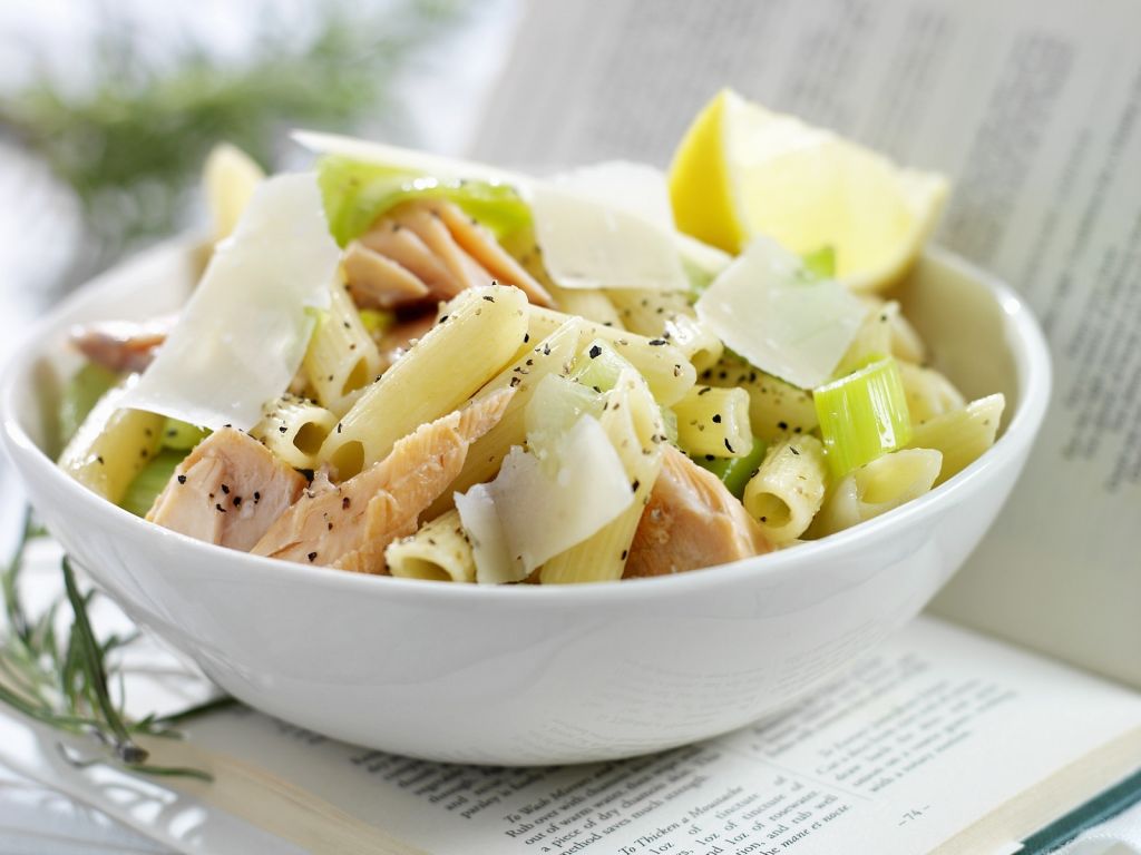 Pasta mit Lachs und Lauch Rezept | EAT SMARTER