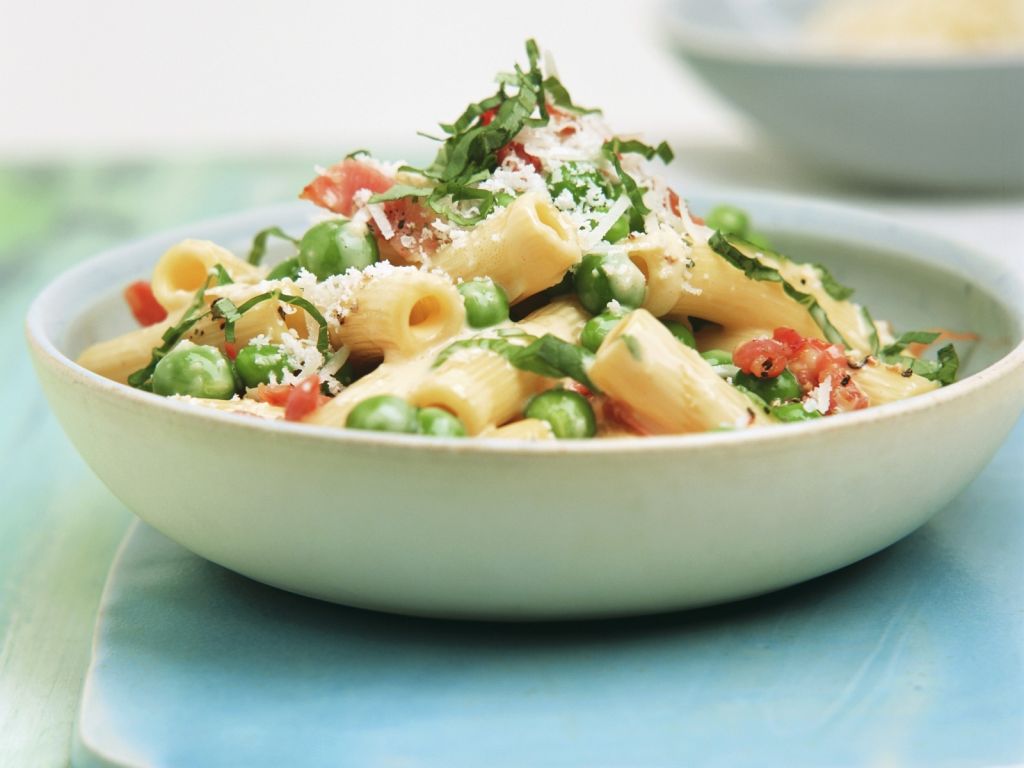 Pasta mit Putenschinken-Erbsen-Soße (Carbonara) Rezept | EAT SMARTER