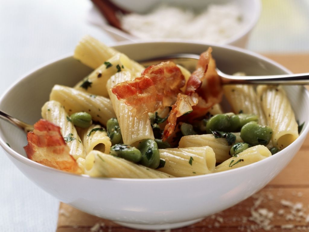 Pasta mit Saubohnen und Bacon Rezept | EAT SMARTER