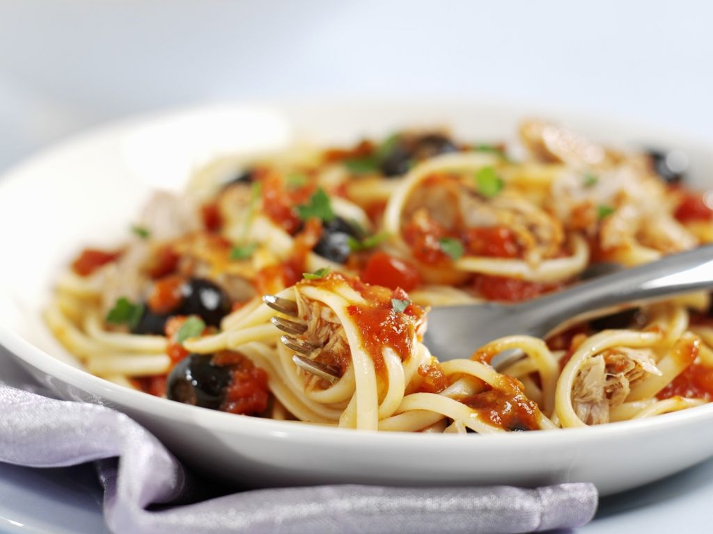 Pasta mit Tomaten, Oliven und Thunfisch Rezept | EAT SMARTER
