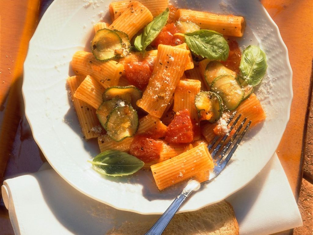 Pasta mit Zucchini-Tomaten-Soße Rezept | EAT SMARTER Pasta mit Zucchini-Tomaten-Soße Rezept | EAT SMARTER
