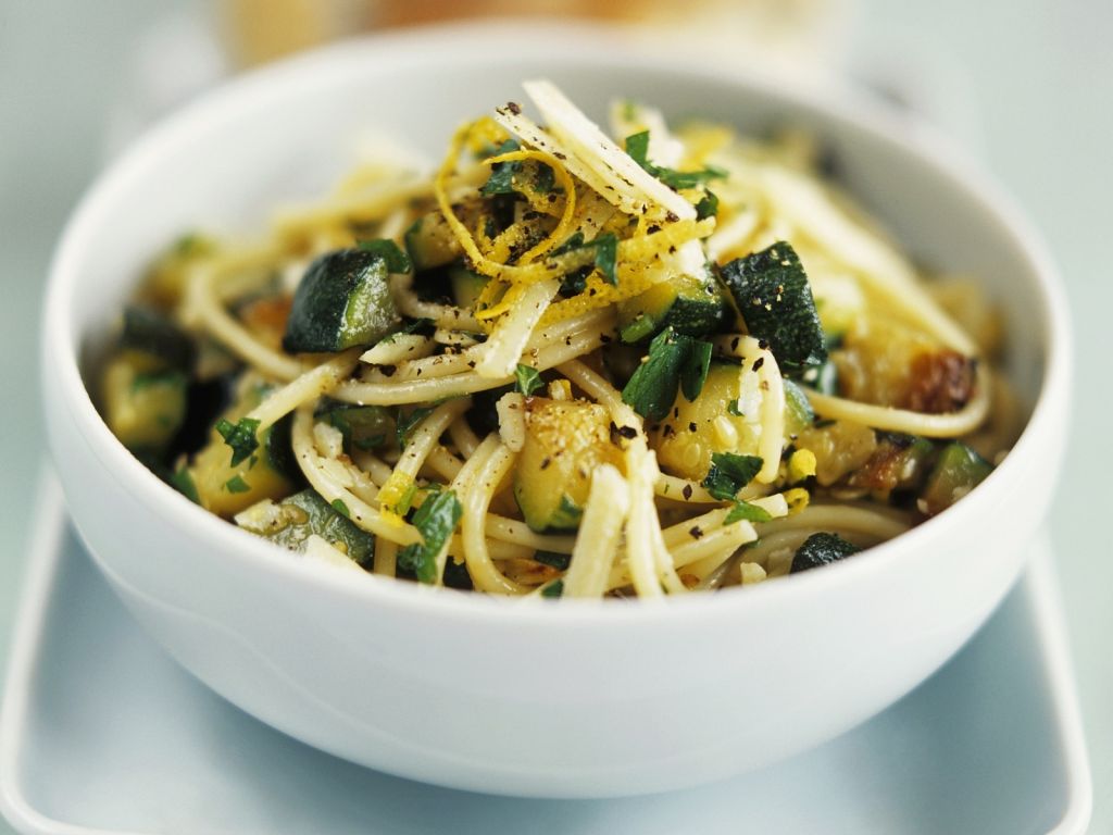 Pasta mit Zucchinisoße Rezept | EAT SMARTER