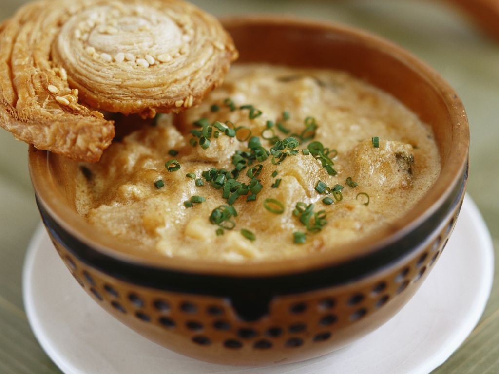 Pastinaken-Steckrüben-Suppe mit Mandeln und Blätterteigschnecke Rezept ...