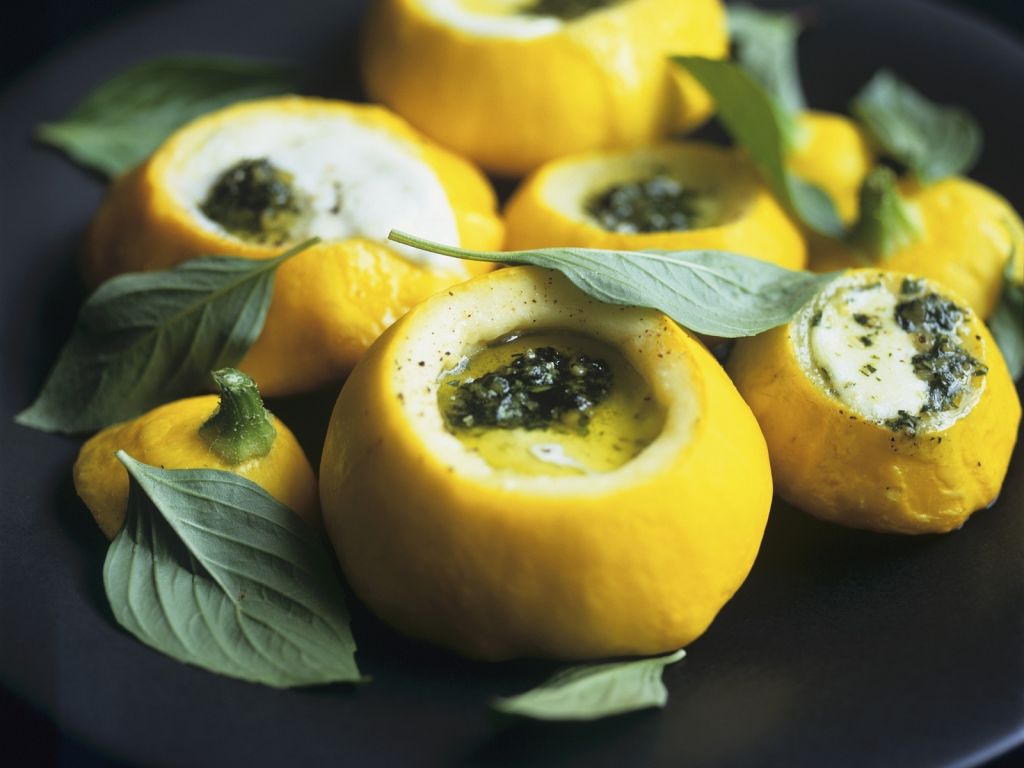 Patisson-Kürbis mit Mozzarella und Pesto gefüllt Rezept | EAT SMARTER