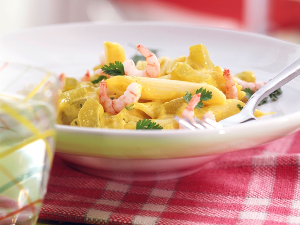 Penne mit Schmorgurken-Ragout und Garnelen Rezept | EAT SMARTER Penne mit Schmorgurken-Ragout und Garnelen Rezept | EAT SMARTER