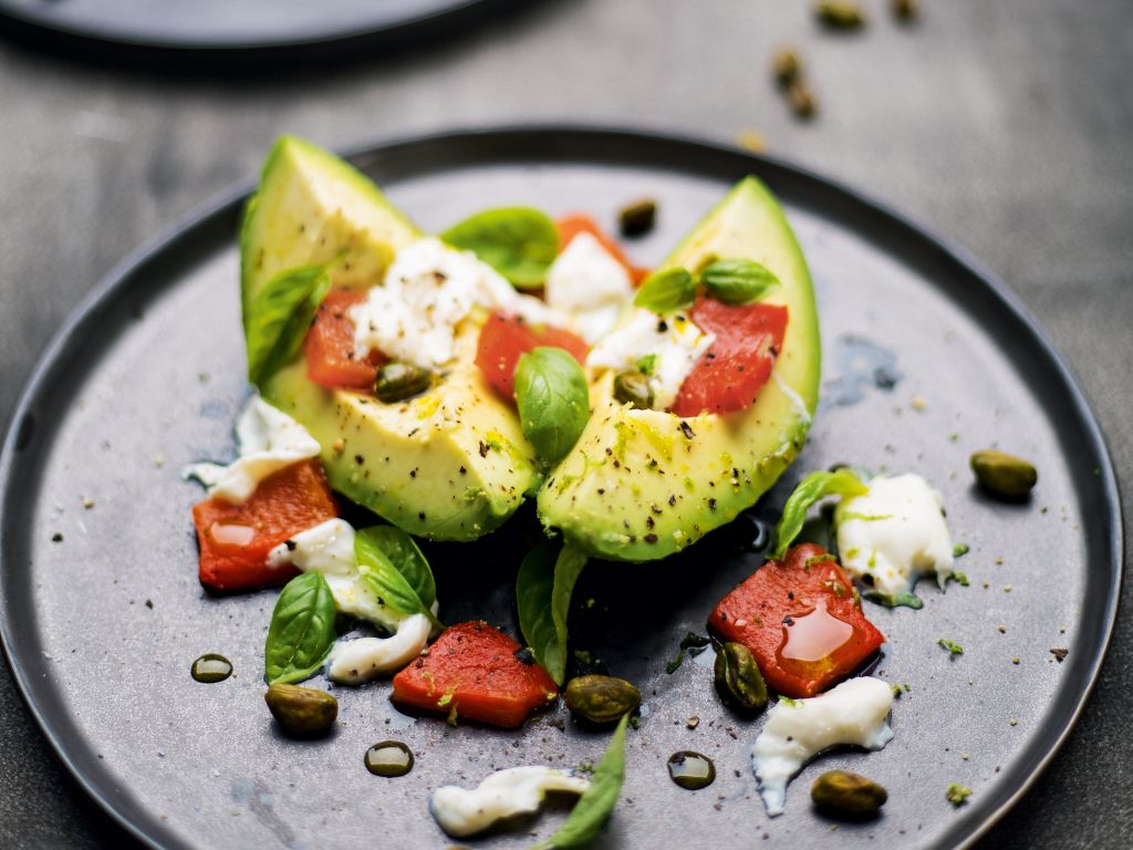 Peperonata mit marinierter Avocado und Burrata Rezept | EAT SMARTER