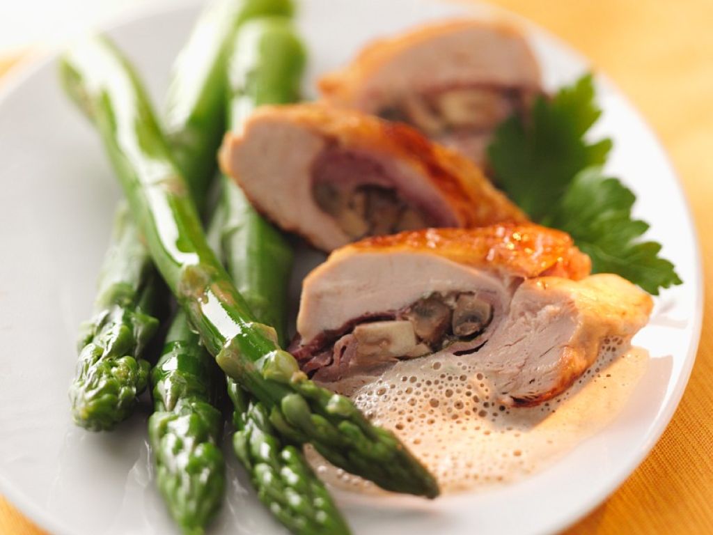 Perlhuhnbrust gefüllt mit grünem Spargel Rezept | EAT SMARTER