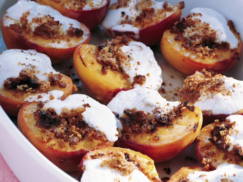 Pfirsiche vom Grill mit Frischkäse Rezept | EAT SMARTER