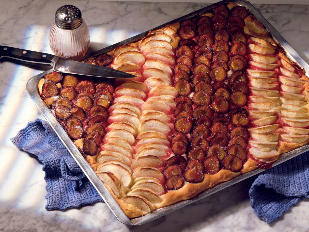 Pflaumen-Apfelkuchen Rezept | EAT SMARTER