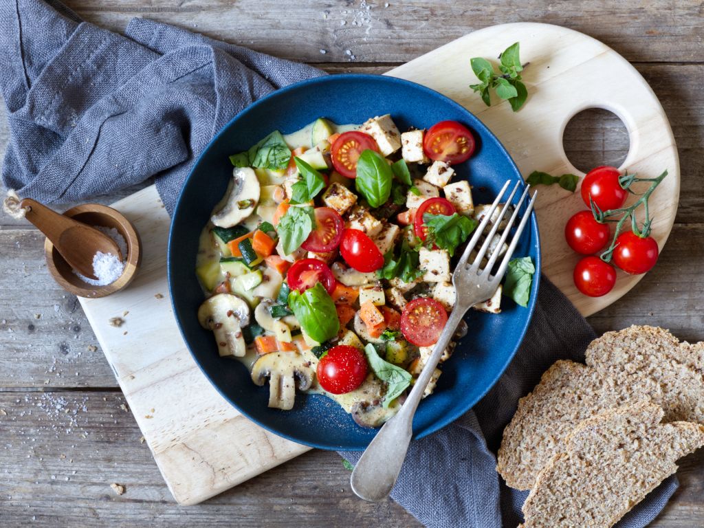 Pilz-Gemüse-Pfanne mit Tofu und Tomaten Rezept | EAT SMARTER Pilz-Gemüse-Pfanne mit Tofu und Tomaten Rezept | EAT SMARTER