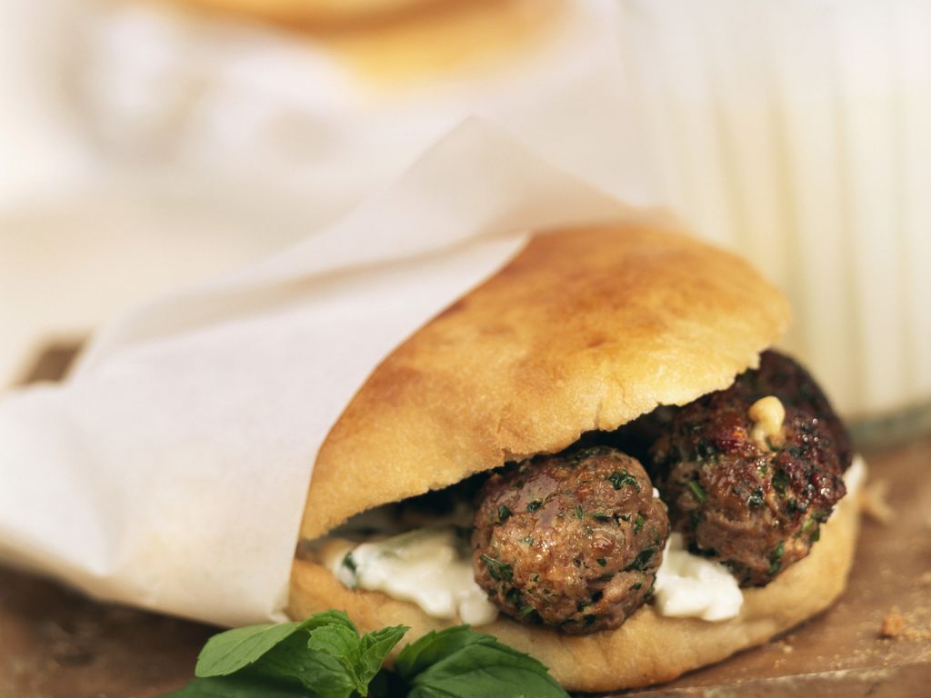 Pita mit Füllung aus Lammfleischbällchen Rezept | EAT SMARTER