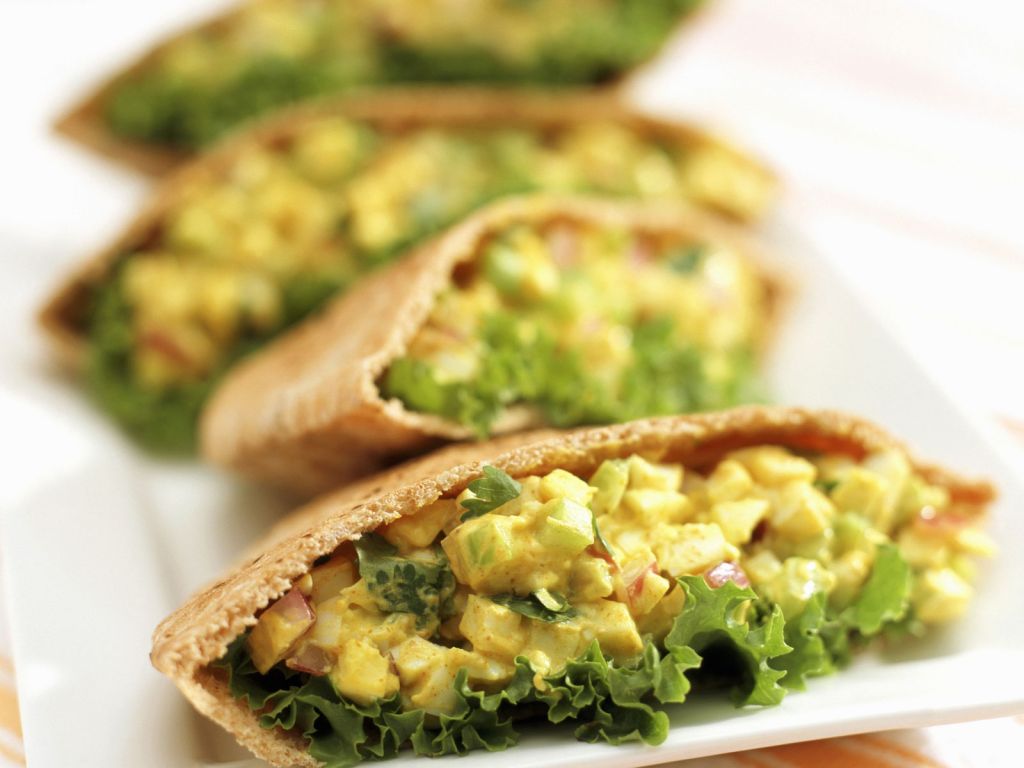 Pitataschen mit Eiersalat Rezept | EAT SMARTER