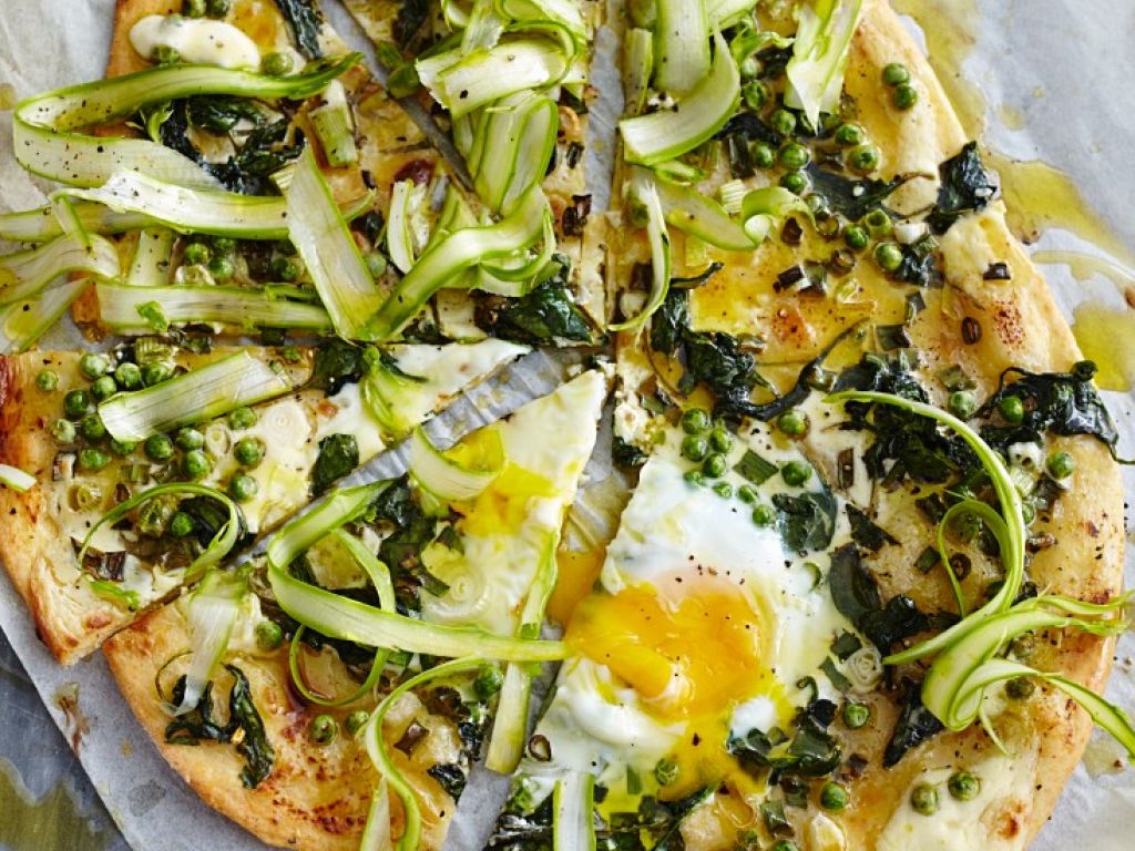 Pizza mit grünem Spargel und Spiegelei Rezept EAT SMARTER