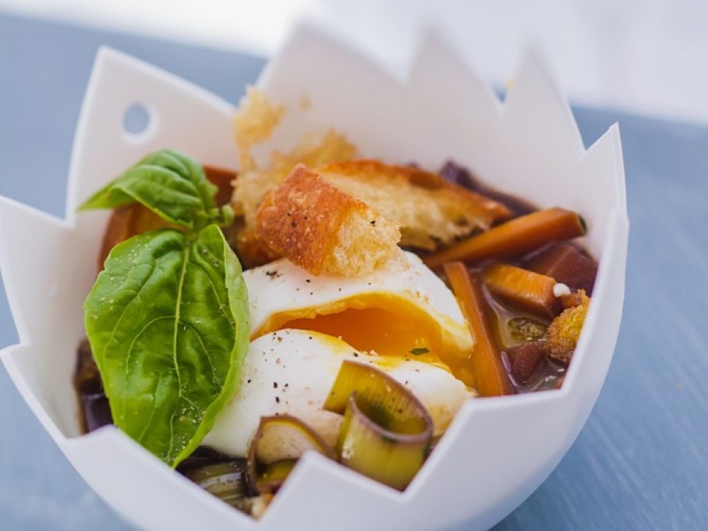 Pochierte Eier mit Gemüse-Rotwein-Soße Rezept | EAT SMARTER