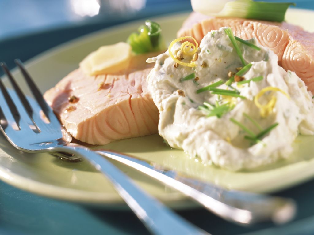 Pochierter Lachs mit Tofudressing Rezept | EAT SMARTER
