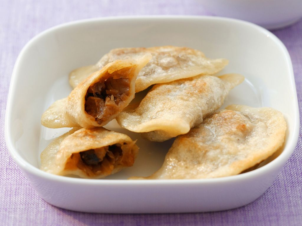 Polnische Teigtaschen mit Sauerkraut-Pilz-Füllung Rezept | EAT SMARTER