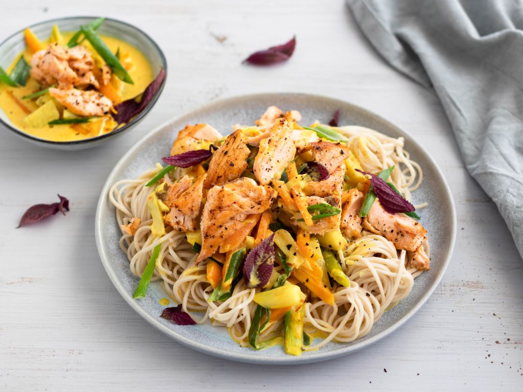 Pulled Lachs auf Asia-Nudeln mit Kokos-Gemüse-Sauce Rezept | EAT SMARTER