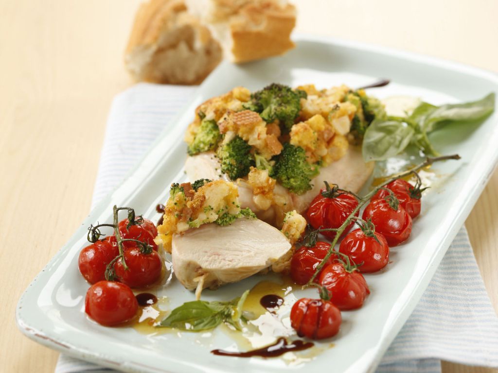 Putensteak mit Broccoli-Käsekruste und Ofentomaten Rezept | EAT SMARTER