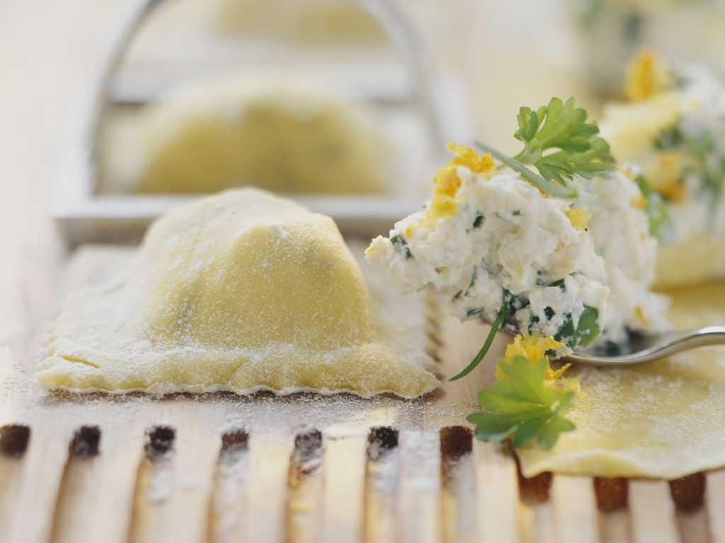 Ravioli mit Kräuterfrischkäse gefüllt Rezept | EAT SMARTER