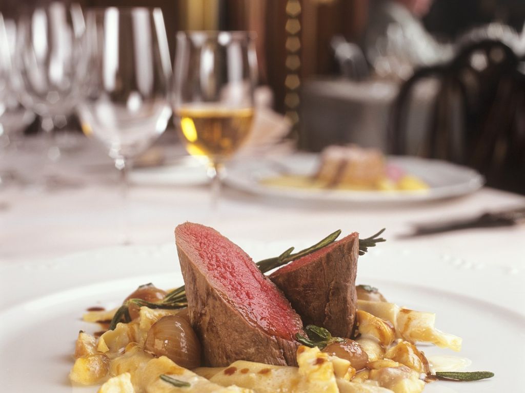 Rehrückenfilet mit Nudeln Rezept | EAT SMARTER