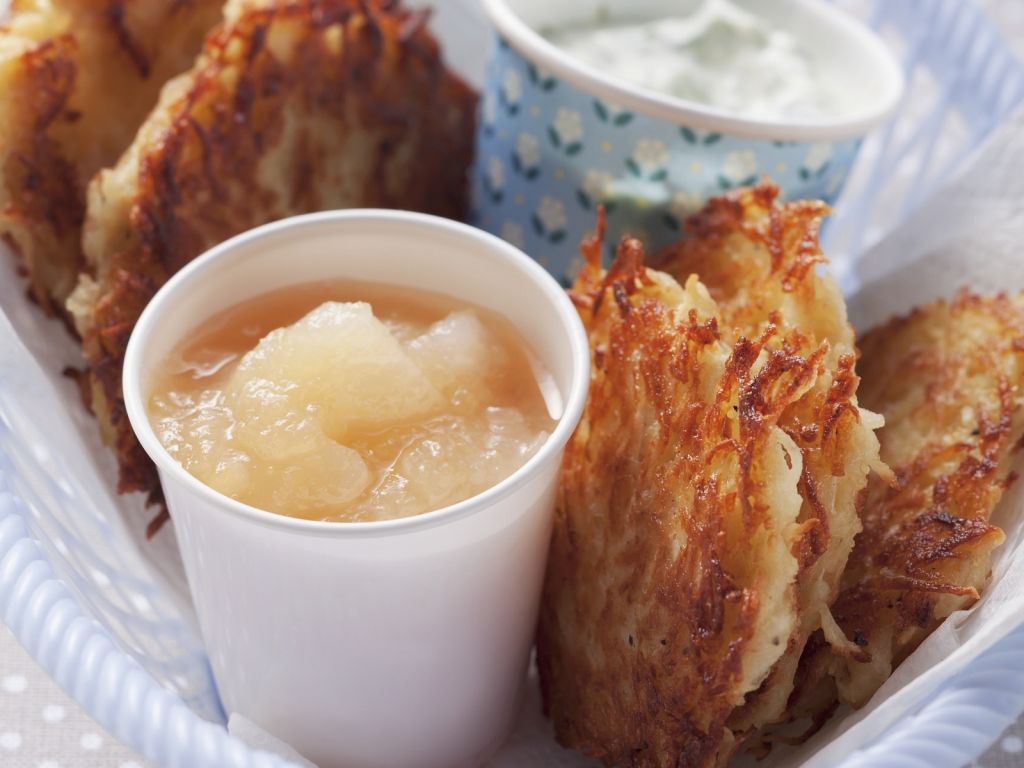 Reibekuchen mit Apfelmus und Kräuterdip Rezept | EAT SMARTER