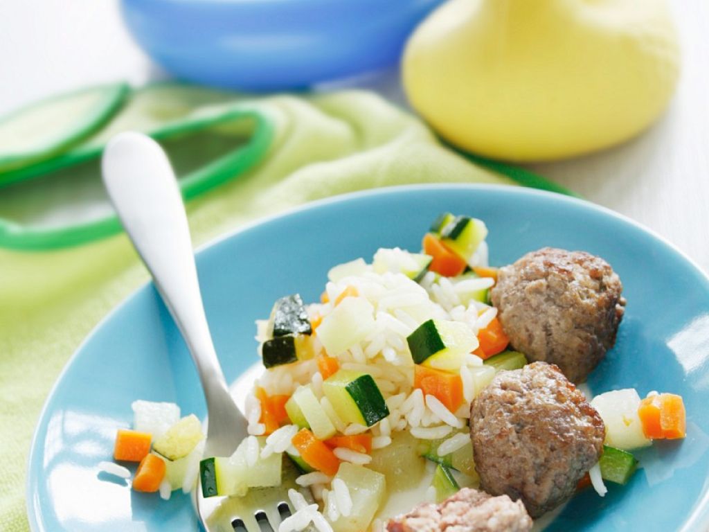 Reis mit Gemüse und Fleischbällchen Rezept | EAT SMARTER