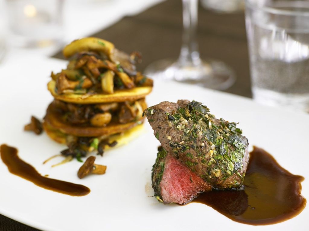 Rentierfilet mit Pilz-Pfannkuchen-Türmchen Rezept | EAT SMARTER Rentierfilet mit Pilz-Pfannkuchen-Türmchen Rezept | EAT SMARTER