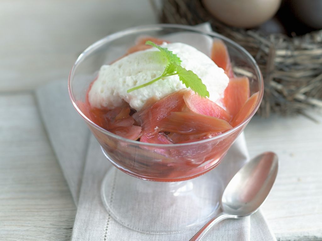 Rhabarber mit Quarkcreme Rezept | EAT SMARTER