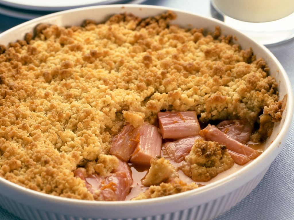 Rhabarber-Streusel-Auflauf (Crumble) Rezept | EAT SMARTER