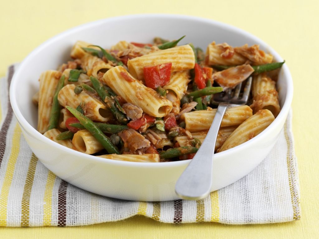 Rigatoni mit grünen Bohnen, Tomaten und Thunfisch Rezept | EAT SMARTER