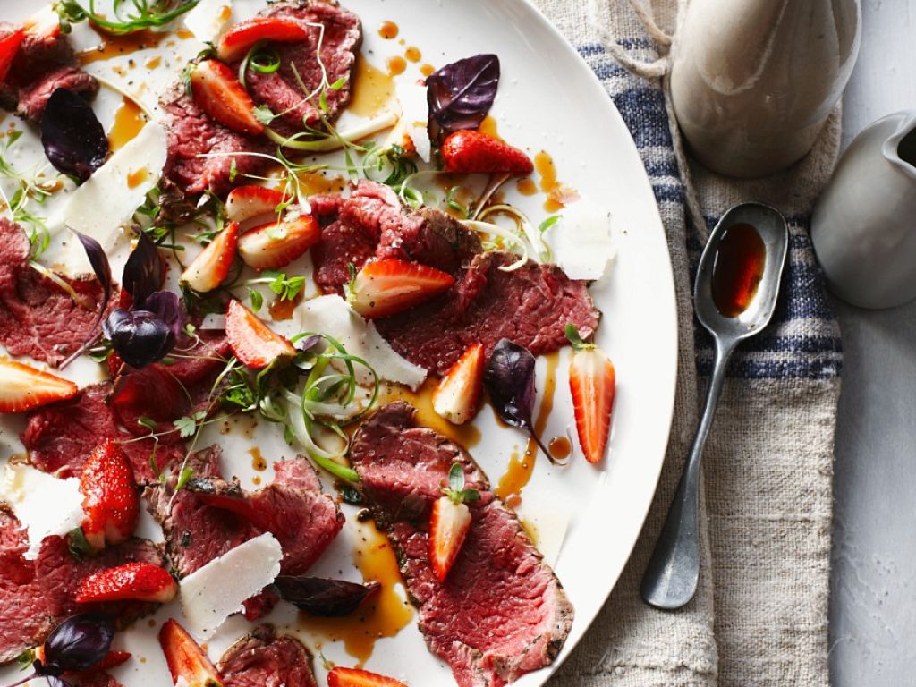 Rindercarpaccio mit Beeren Rezept | EAT SMARTER Rindercarpaccio mit Beeren Rezept | EAT SMARTER