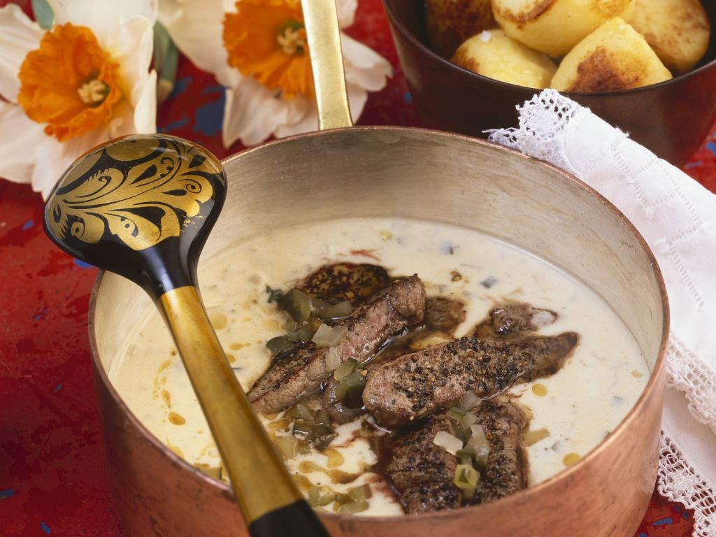 Rindereintopf auf russische Art (Boeuf Stroganoff) Rezept | EAT SMARTER