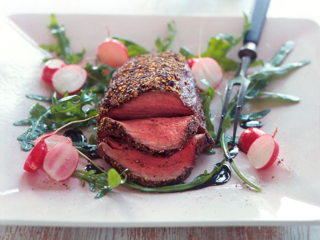 Rinderfilet mit Pfefferkruste Rezept | EAT SMARTER