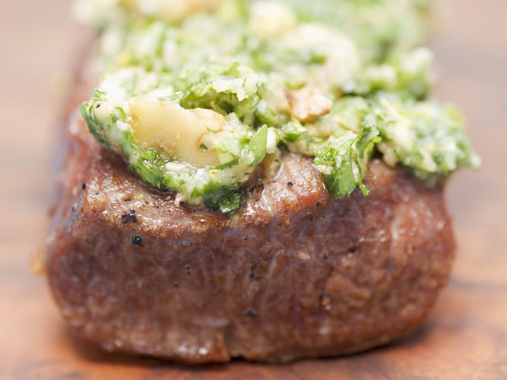 Rinderlende mit Kräuter-Nuss-Kruste Rezept | EAT SMARTER